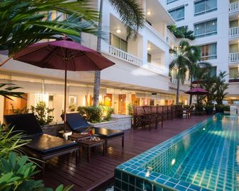 آت إيز سالادينج باي إيه إي تي إيه إس - بانكوك - حوض السباحة