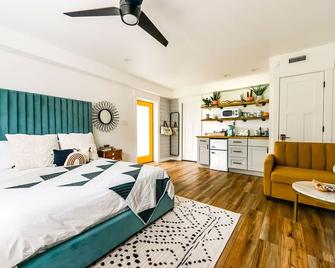 Pet friendly studio apartment. Minimal shedding dogs only.1 dog max.25 pet fee - Kill Devil Hills - Bedroom