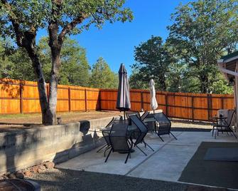Spectacular Cozy Cottage- Wood Stove, Fire Pit, Creek - Shady Cove - Patio