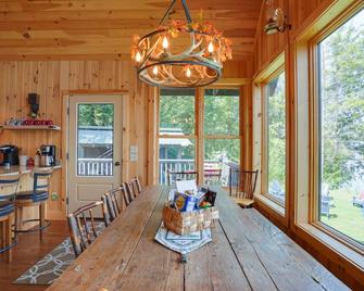 Dreamy Lake Simond Waterfront Home - Tupper Lake - Comedor