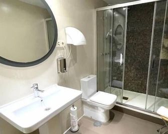 Hostal Fernández Atocha - Madrid - Bathroom