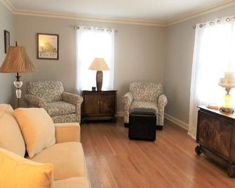 Free onsite parking, 1 block from Mayo Ozmun building & pedestrian subway - Rochester - Living room