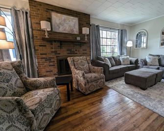 Hook, Wine & Sinker - 2Bed/1Bath - Marion - Stue