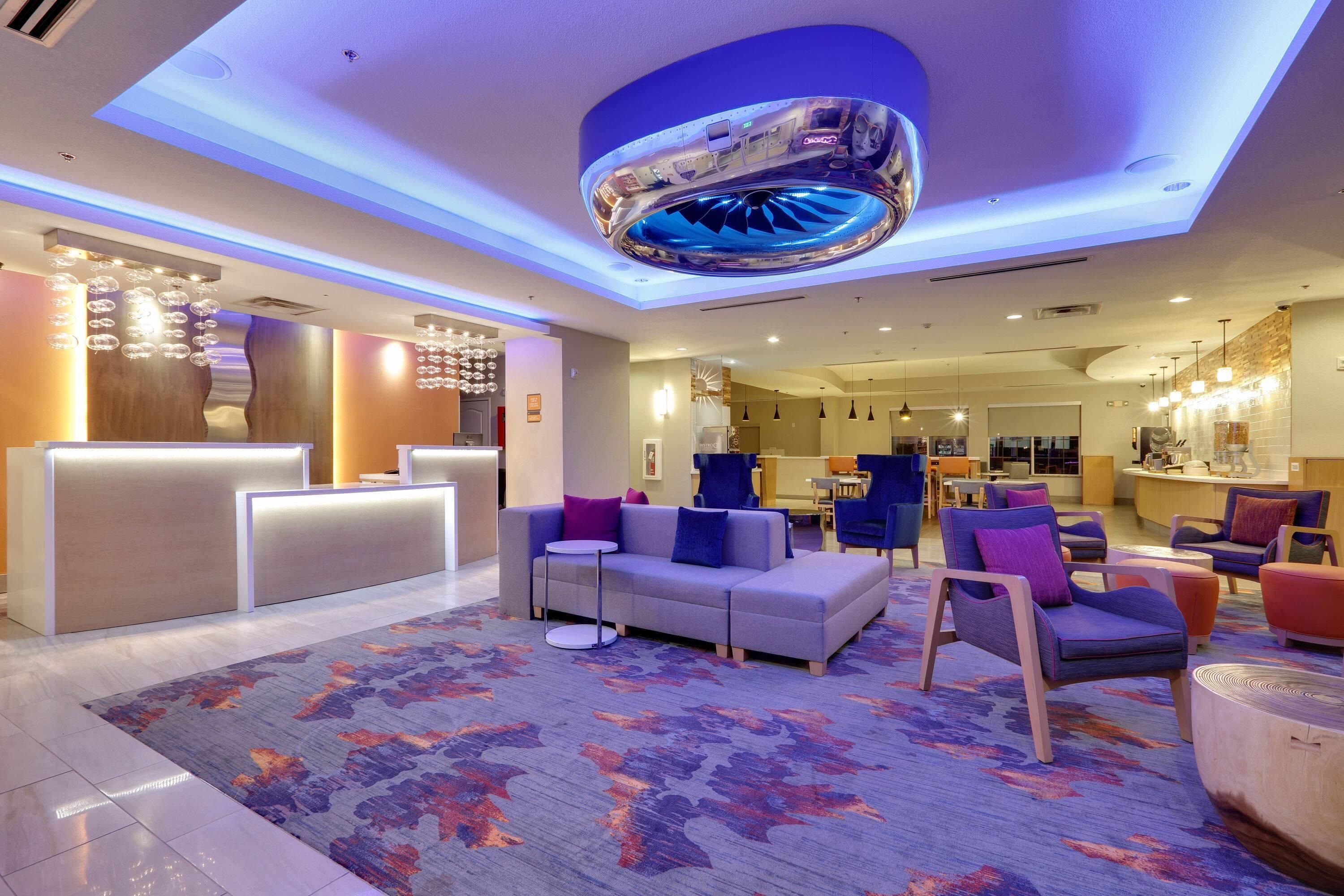 La Quinta Inn & Suites by Wyndham Dallas Love Field - דאלאס - לובי