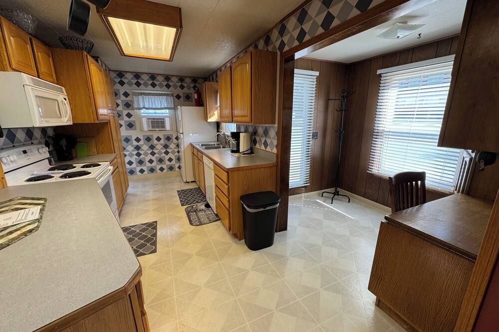 Sixty minutes to Glacier Park! Family friendly house. - Cut Bank - Kitchen