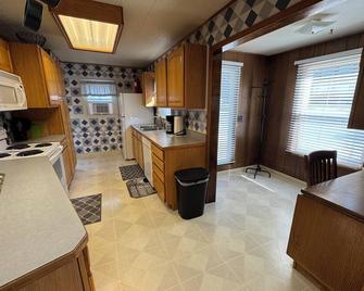 Sixty minutes to Glacier Park! Family friendly house. - Cut Bank - Kitchen