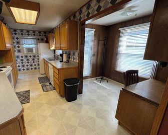 Sixty minutes to Glacier Park! Family friendly house. - Cut Bank - Kitchen