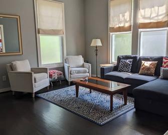 Trinity Park Retreat - Durham - Living room