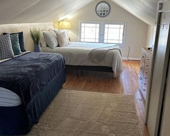 Spacious 5-bedroom house on a quiet street right off the lake near the academy - Culver - Habitación