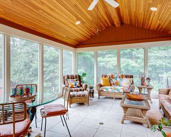 Room to Roam - Warren - Salon