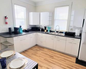 Two-tone Train Home! King bed, Pet friendly, Foosball! - Galesburg - Keuken