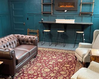 Cozy apartment in quiet, downtown neighborhood in Petersburg - Petersburg - Lounge