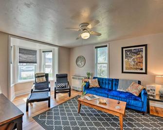 Chic Downtown Home with Grill, Steps to Main Street! - Buena Vista - Living room