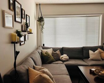 Downtown Mountain Escape | Hot Tub + Cold Plunge - Lillooet - Living room