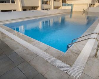 New Brookfields Hotel - פריטאון - בריכה