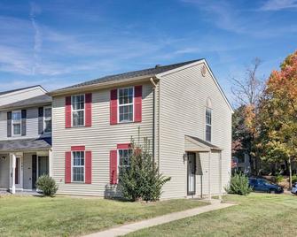 Entire townhome in Largo, MD, close to Washington DC! - Upper Marlboro - Building