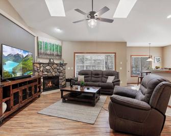 New Listing! Minutes to Marina & Beach | 8 Miles to CDA | Great Outdoor Space - Hayden - Living room