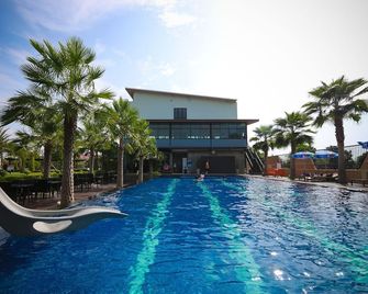 Ray Hotel Buriram - Buriram - Zwembad