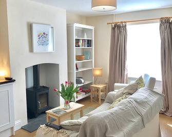 A Charming Character Cottage With Abbey View - Sherborne - Living room