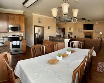BeautifulRoyse City large Home Sleeps 15-18 - Royse City - Dining room