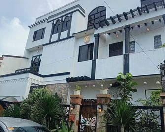 Manzel Shanicaye Private Villa - Calamba - Edificio
