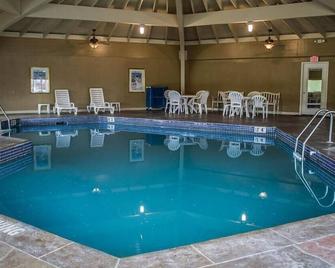 Baymont by Wyndham Youngstown - Youngstown - Pool