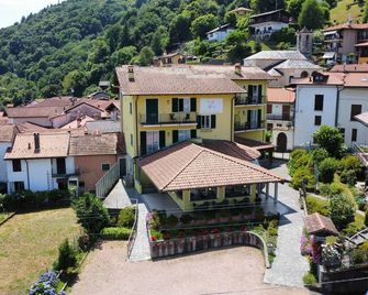 Hotel Bb Villa Orchidea - סטרסה - בניין