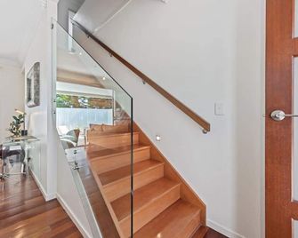 Blissful Bulimba ~ 3Bed/2.5Bath/1Car ~ Townhouse - Bulimba - Escaleras