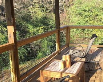 The Pines Cottage: Converted Wood Shop/Lumber Barn - Chattanooga - Balcony