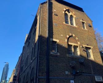 Victorian Building - sleeps 5 - Pet Friendly - London - Building