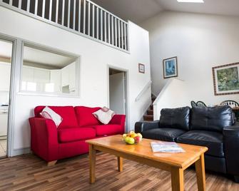Spanish Cove Holiday Homes Sleeps 5 by Trident Holiday Homes - Kilkee - Living room