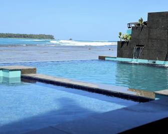 Affordable luxury Deluxe oceanfront suite - Teluk Dalam - Piscina