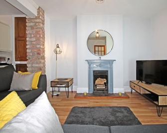 Bwthyn Cloch Glas - Beaumaris - 2beds, Sleeps 6 - Beaumaris - Living room