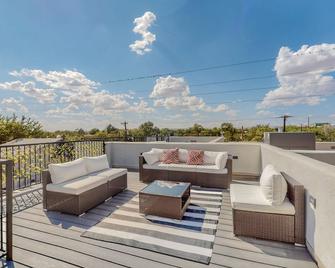 Old Town Townhomes with Rooftop Deck and Mountain Views! - Albuquerque - Balkon
