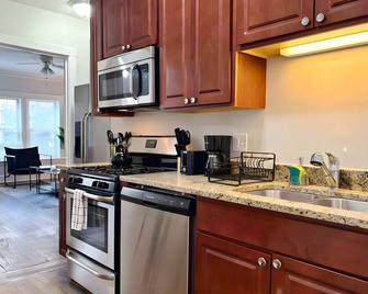 Cozy & Furnished 2br Unit - Chicago - Kitchen
