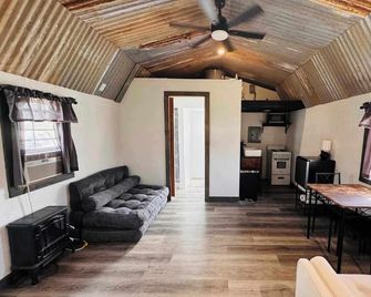 Small Cozy studio cottage with private bathroom and kitchenette. Outside Town. - Stillwater - Living room