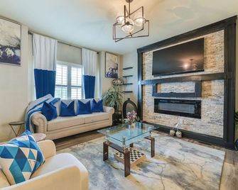 Entire Home-Beautiful 4br, 3.5ba Retreat In Ankeny, Iowa 2 King Beds, Fenced, Ac - Ankeny - Living room