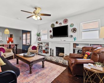 Gorgeous Artistic Fully Fenced Home Near Downtown - San Antonio