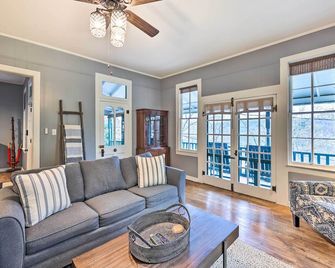 Cozy Eureka Springs Cottage, Walk to Dtwn! - Eureka Springs - Sala de estar