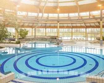 Balkon, gratis Nutzung vom AHOI Erlebnisbad und Sauna in Sellin - Villa Karola FeWo 04 - Gohren - Piscina
