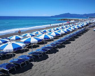 Hotel Tirreno - Lavagna - Strand