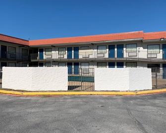 Super 7 Inn Dallas-Southwest - Dallas - Gebäude