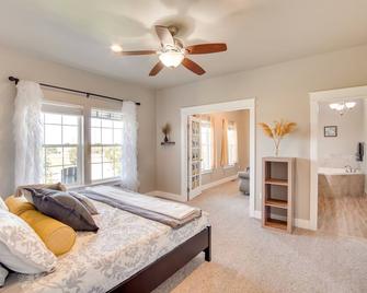 Kid-Friendly Pasco Farmhouse w/ Playset, Game Room - Richland - Bedroom