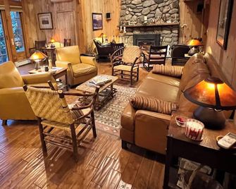 The Lodge: A Hillside Estate w/pool, spa, fire pits, trails, views & 1hr to NYC. - Putnam Valley - Area lounge