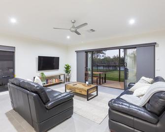 Waterfront - Luxury on the River - Buronga - Living room