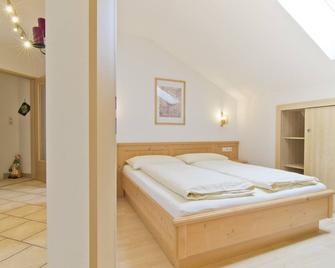 Slow down in the fresh alpine air, secluded location with great views - Schlitters - Bedroom