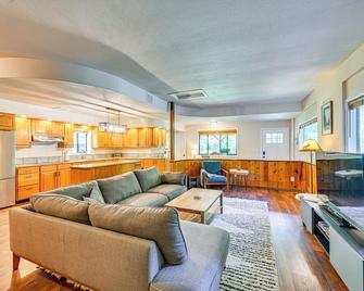 5 Mi to Mt Rainier Natl Park: Cozy Cabin w/ Deck! - Ashford - Living room