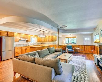 5 Mi to Mt Rainier Natl Park: Cozy Cabin w/ Deck! - Ashford - Wohnzimmer