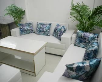 Furnished Service apartment for minimum 1 month stay with common Kitchen - Ghāziābād - Living room