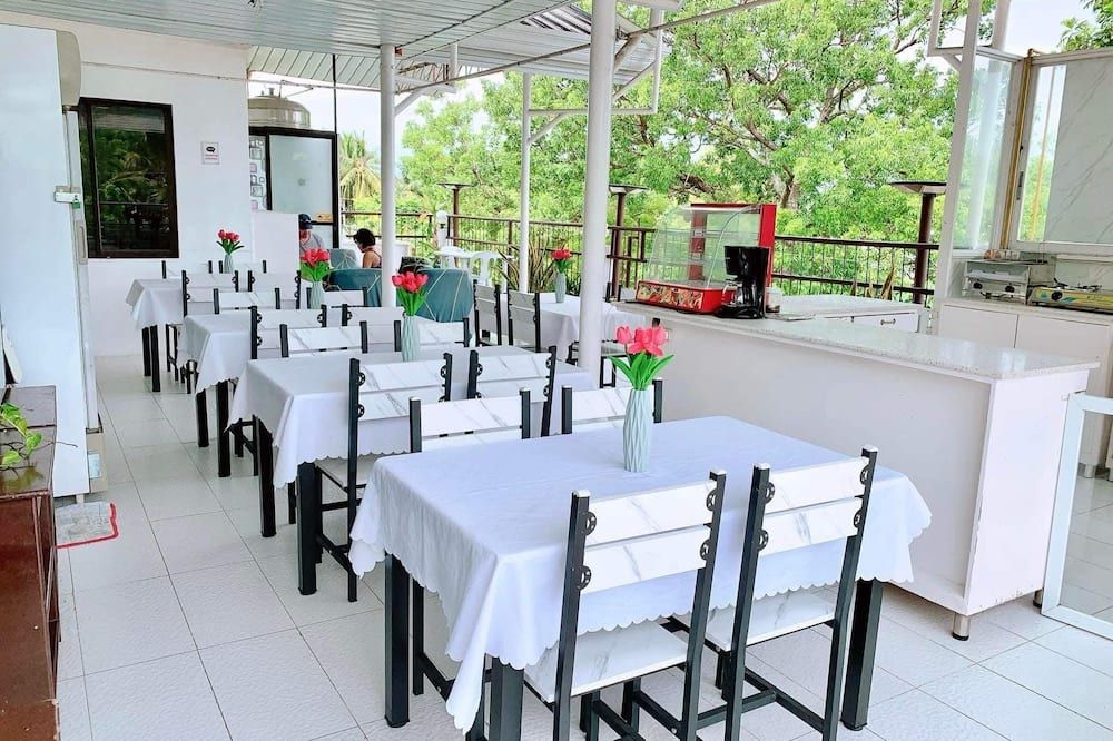 Luna Oslob Travellers Inn